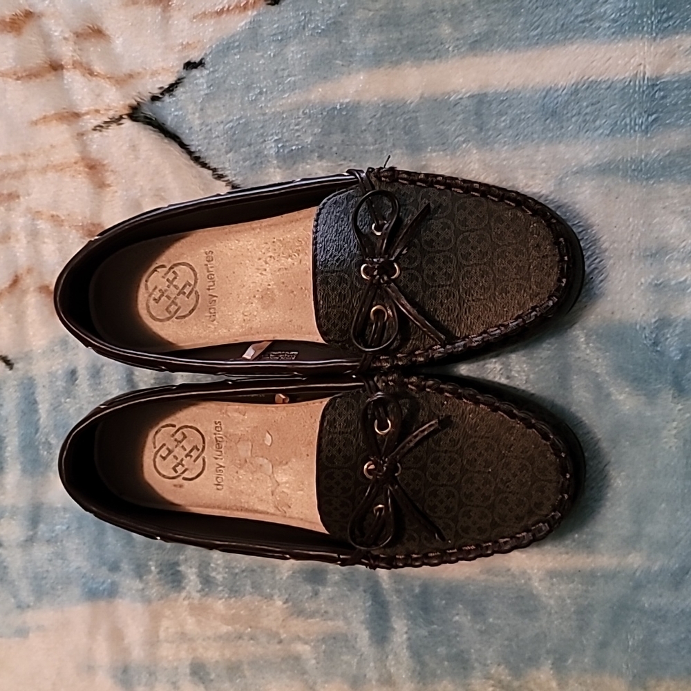 Size 5 1/2 women's dress shoes Daisy Fuentes dark brown color